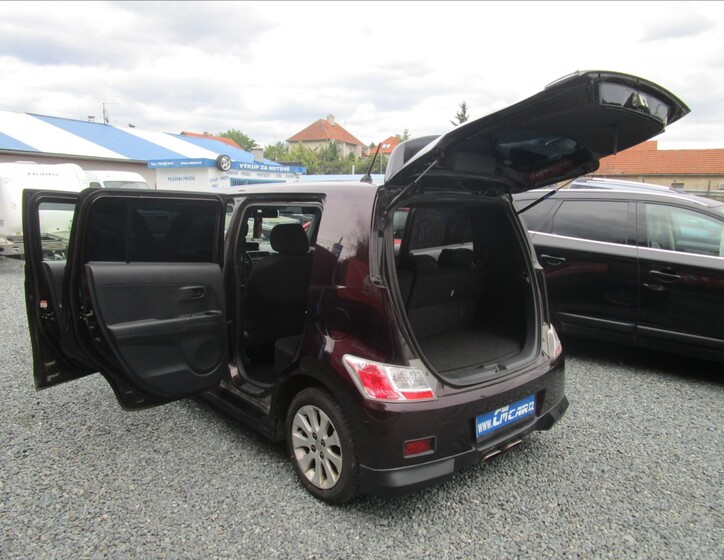 Daihatsu Materia 28