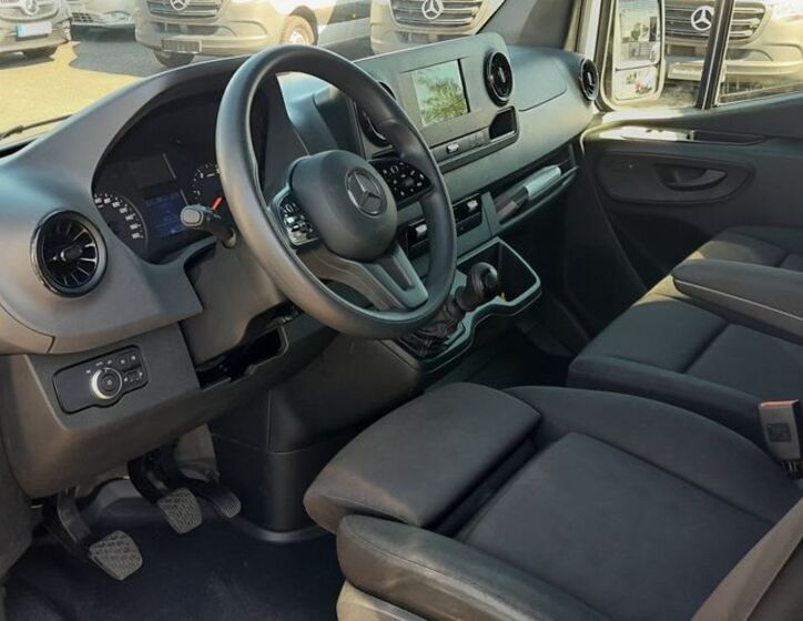 Mercedes-Benz Sprinter 9