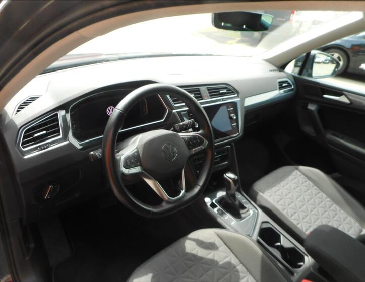 Volkswagen Tiguan 9