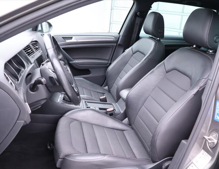 Volkswagen Golf 10
