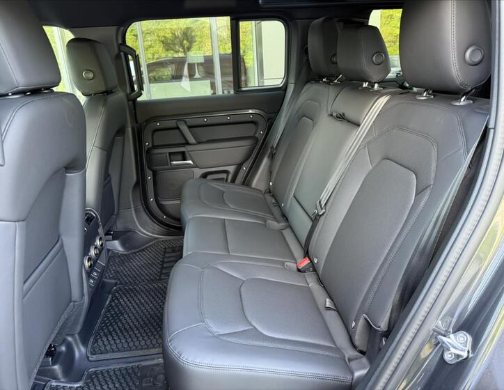 Land Rover Defender 15