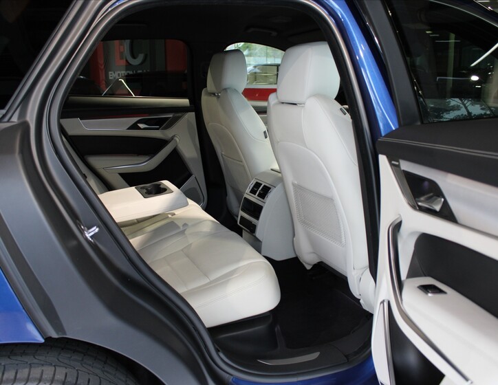 Jaguar F-Pace 24