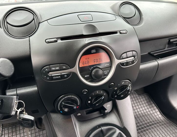 Mazda 2 10