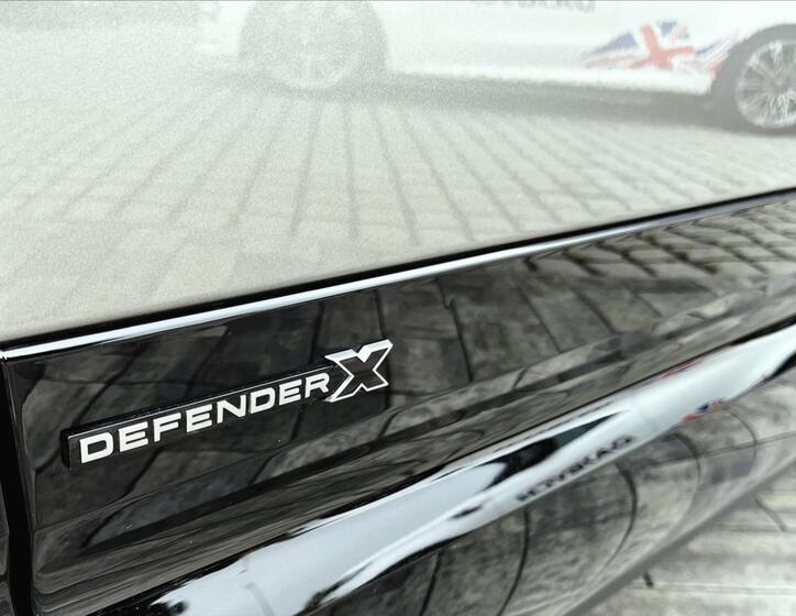 Land Rover Defender 13