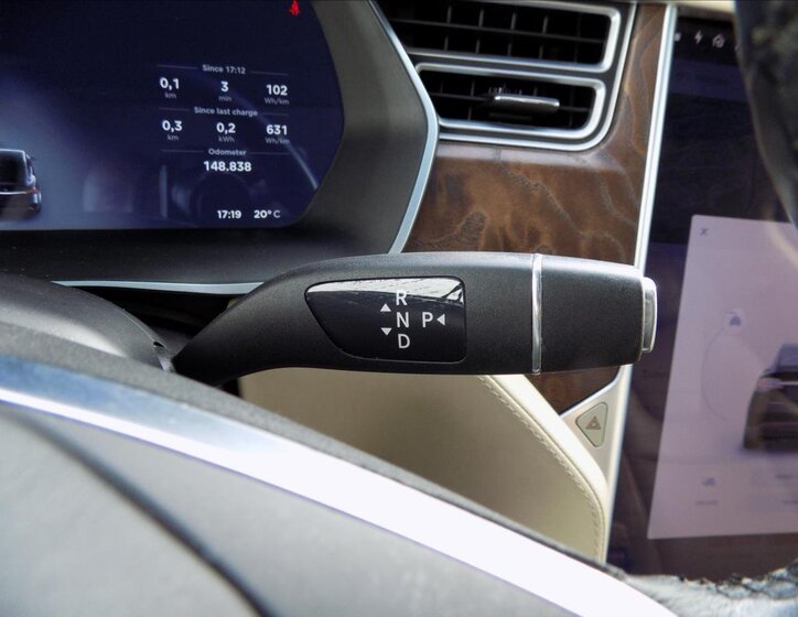 Tesla Model X 36