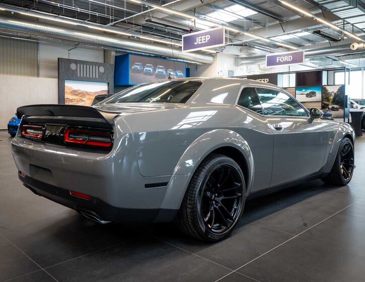 Dodge Challenger 8