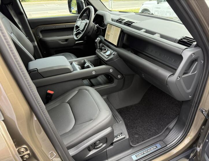 Land Rover Defender 24