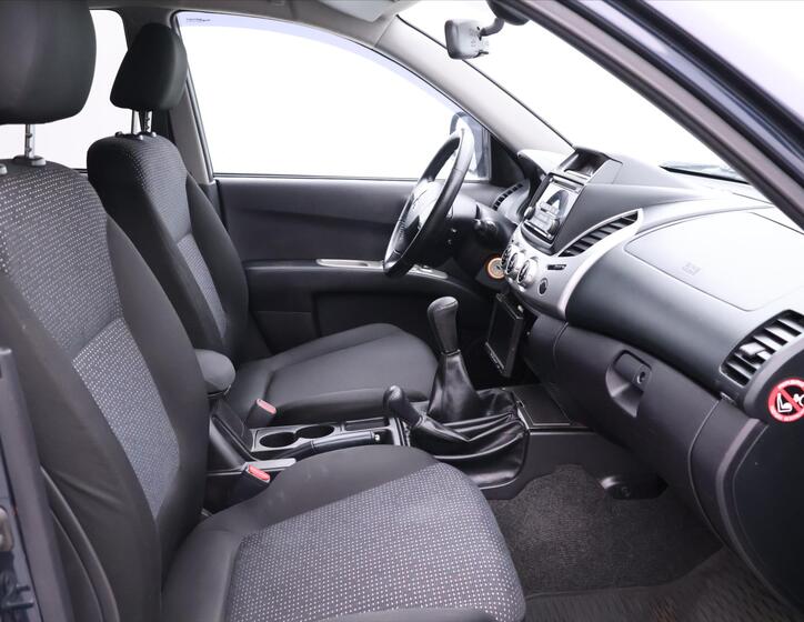 Mitsubishi L200 12