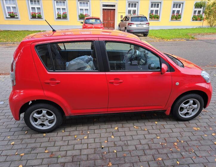 Daihatsu Sirion 15