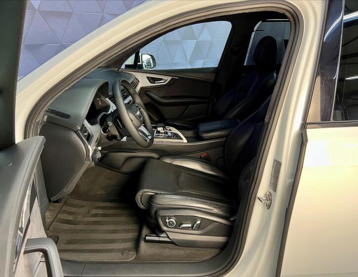 Audi Q7 11