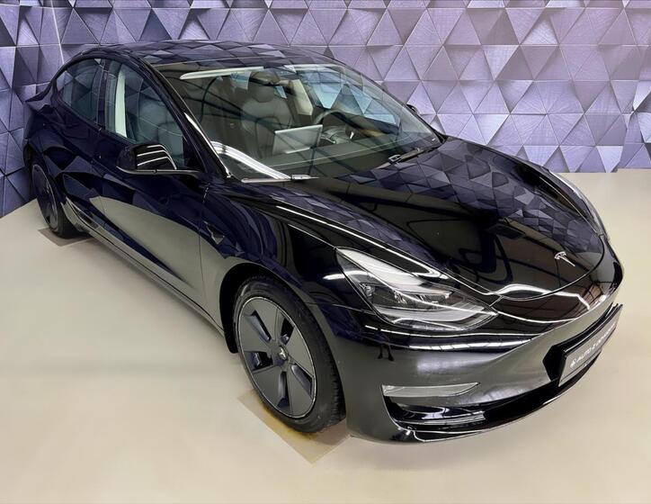 Tesla Model 3 4