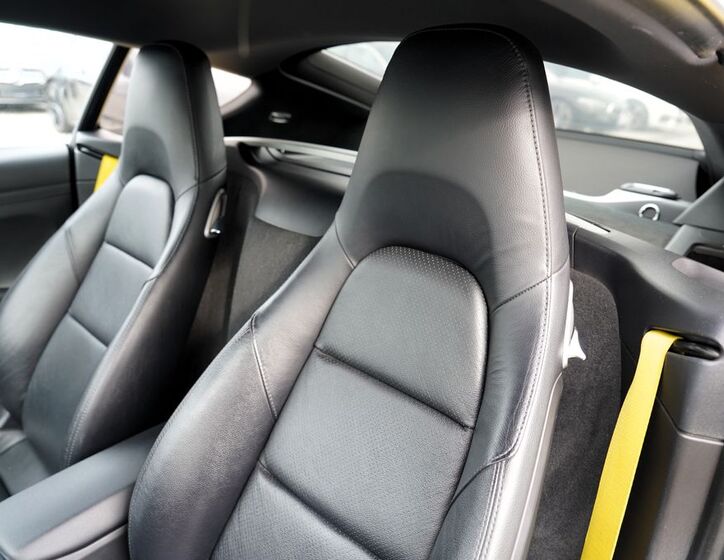 Porsche Cayman 23