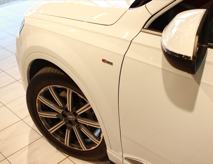 Audi Q7 8