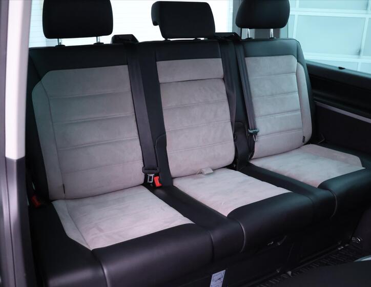Volkswagen Multivan 17
