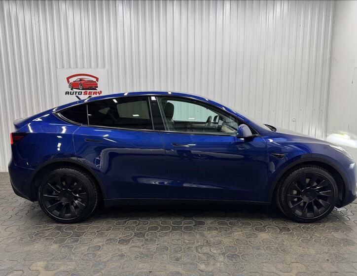 Tesla Model Y 10