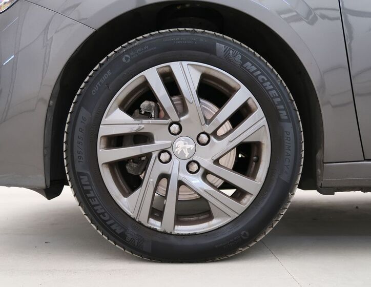 Peugeot 208 10