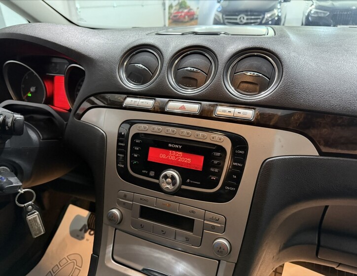 Ford Galaxy 16
