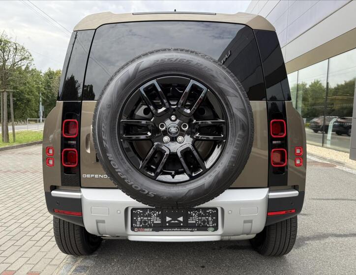 Land Rover Defender 9