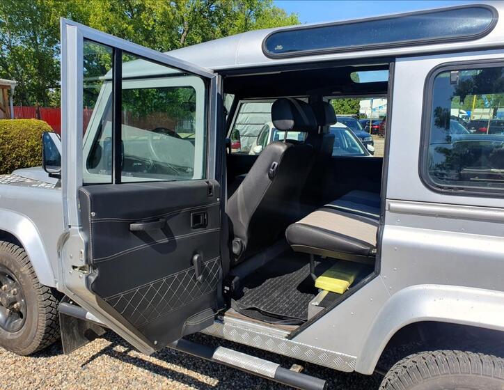 Land Rover Defender 13