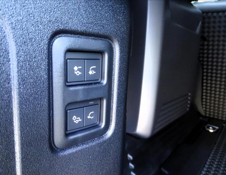 Land Rover Defender 4