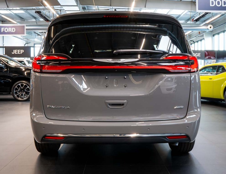 Chrysler Pacifica 3