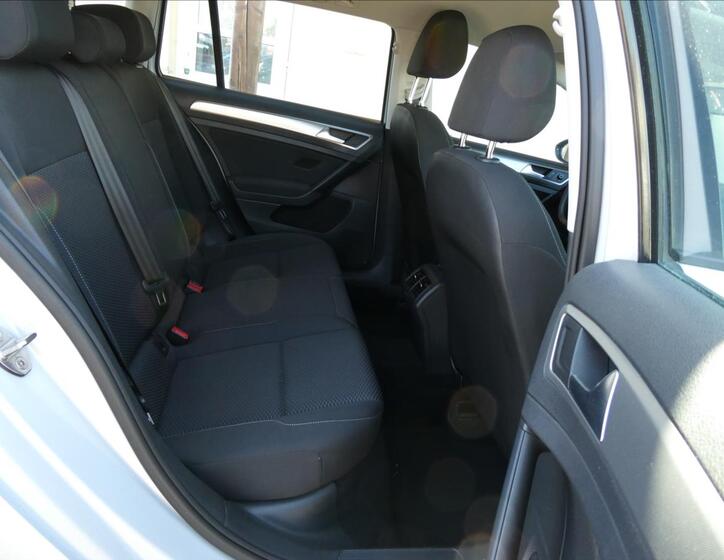 Volkswagen Golf 21