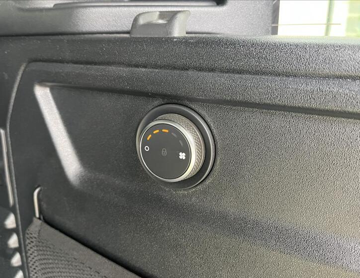 Land Rover Defender 8