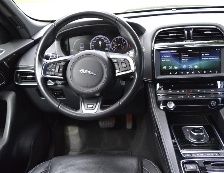 Jaguar F-Pace 10