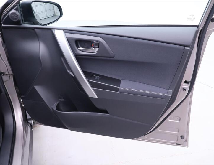 Toyota Auris 13