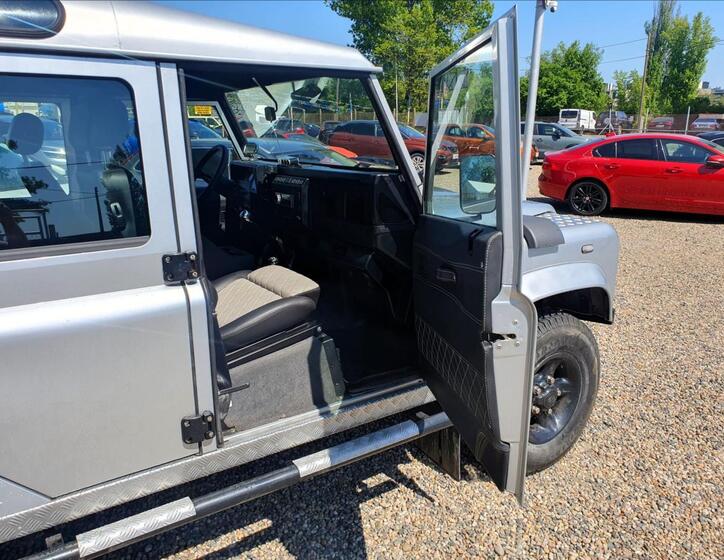 Land Rover Defender 10