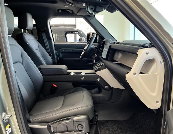 Land Rover Defender 37