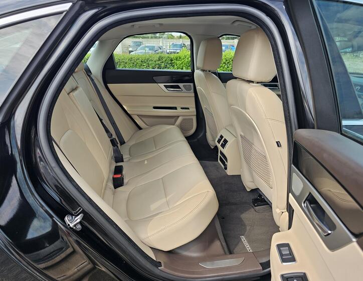 Jaguar XF 38