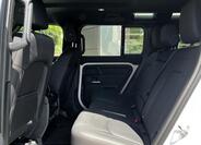 Land Rover Defender 26