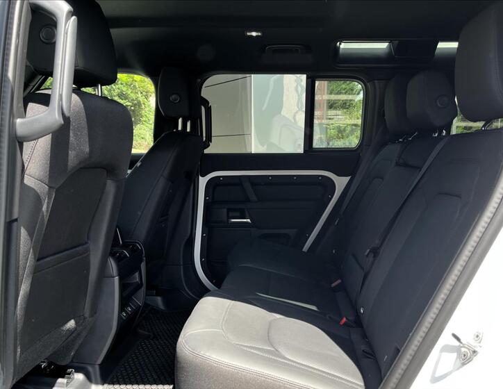Land Rover Defender 26