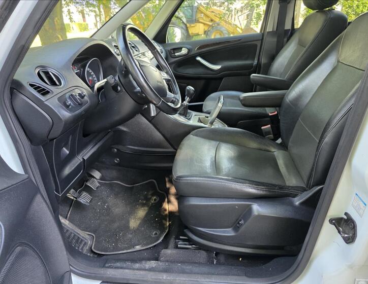 Ford Galaxy 9