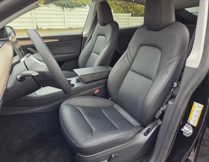 Tesla Model Y 7