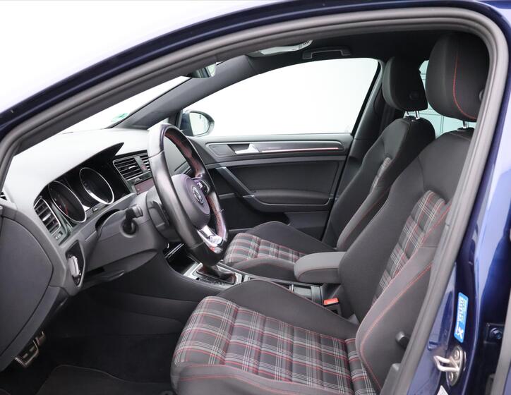 Volkswagen Golf 10