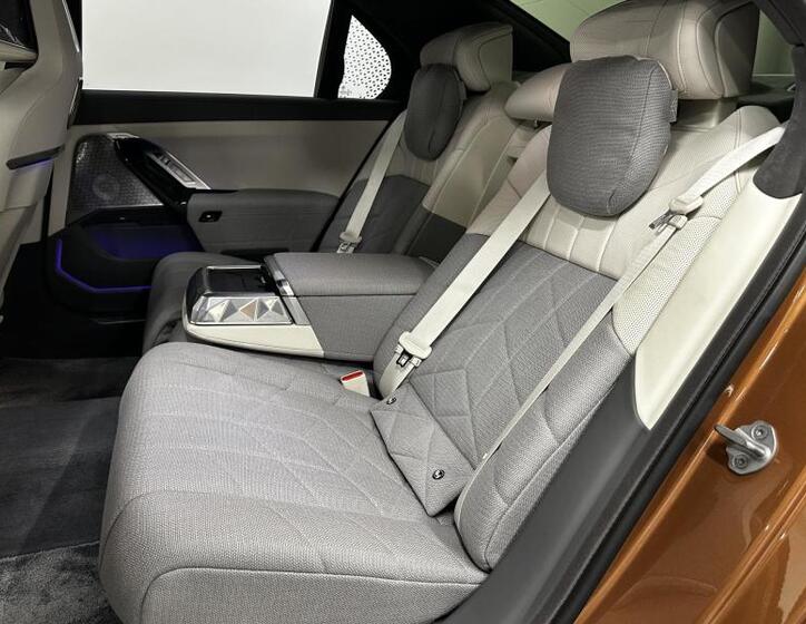 BMW i7 9