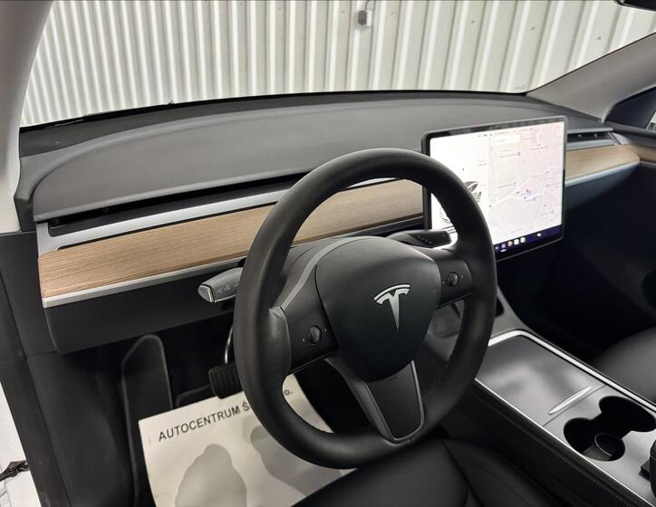 Tesla Model Y 16