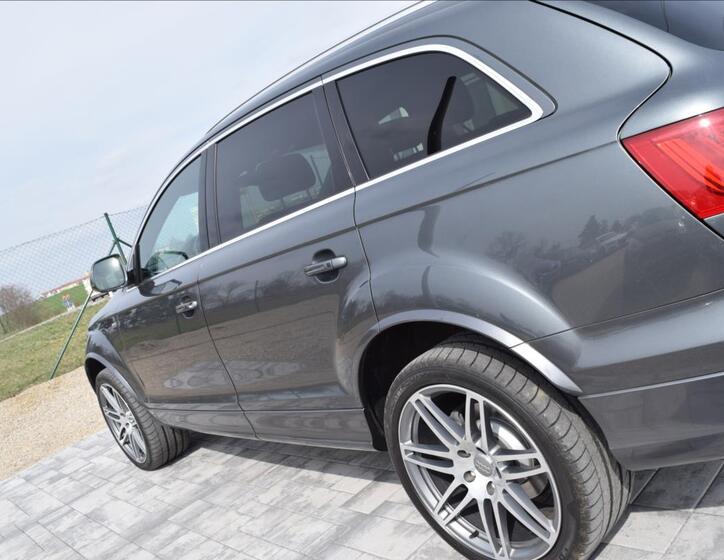 Audi Q7 11