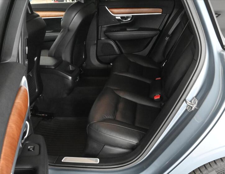 Volvo V90 10