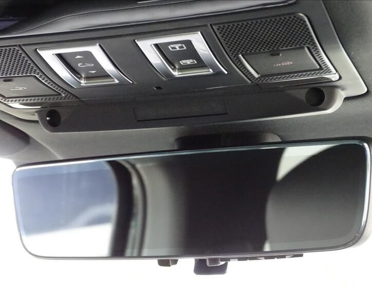 Land Rover Defender 26