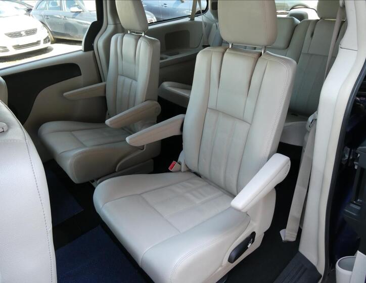Chrysler Town & Country 14