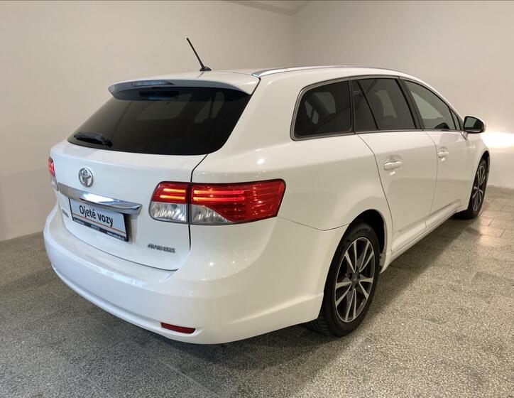 Toyota Avensis 2