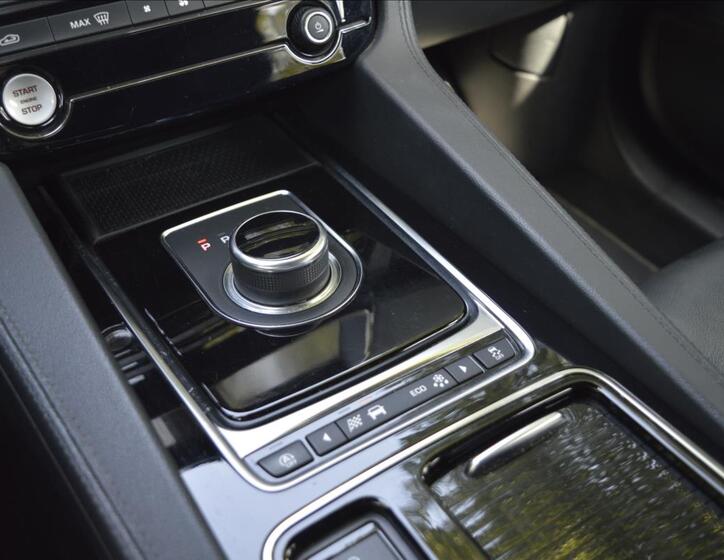Jaguar F-Pace 19