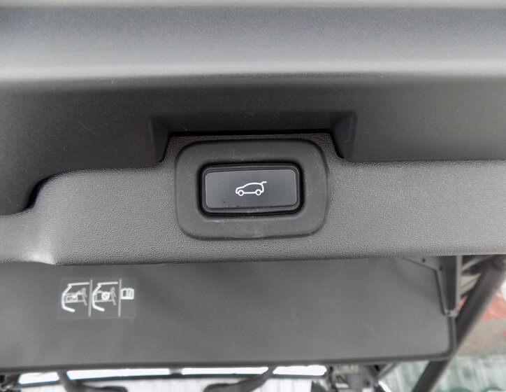 Land Rover Discovery 9