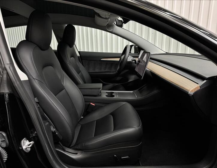 Tesla Model 3 32