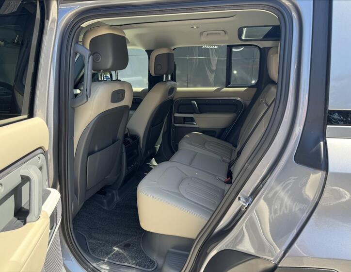 Land Rover Defender 15