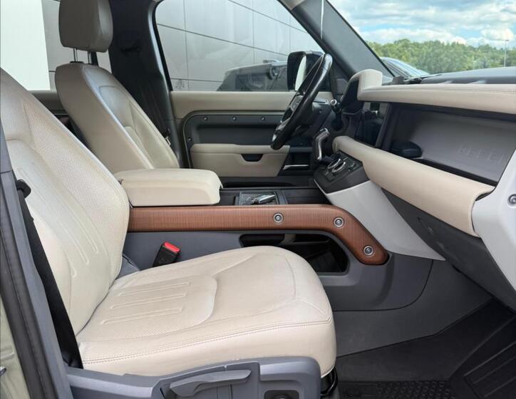Land Rover Defender 10