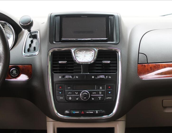 Chrysler Town & Country 25
